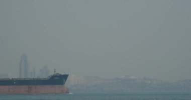 Çin-Eylül 2, 2017:4 k büyük konteyner Petrol tanker gemisi okyanus, arka bina modern Tarih.