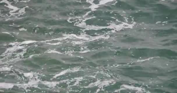 4 k 海水面、白いスプレー. — ストック動画
