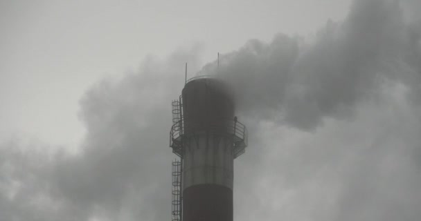 4k humos ondulan de chimenea de la industria, tubo de generación de energía con humo . — Vídeos de Stock