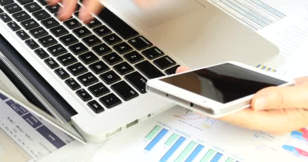 4k Geschäftsleute mit Smartphone  Tippen auf Laptop-Tastatur, Finanz-Kuchendiagramm