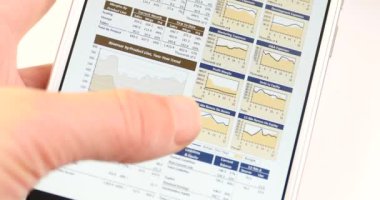 4k işadamı smartphone, finans pi dokunmadan parmak finansal haber tarama