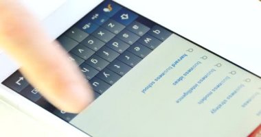 4 k Typing/manifatura ve tarama haber Smartphone Iphone üzerinde.