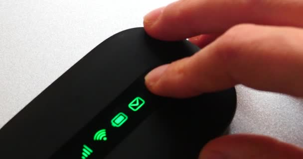 4 k Wi-Fi Router αναβοσβήνει σημάδια. — Αρχείο Βίντεο