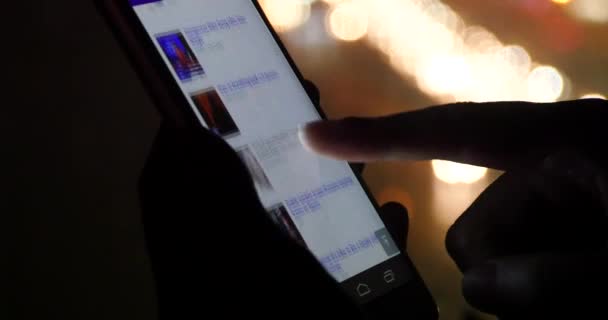 China-Sep 12,2017: 4k Noticias de navegación en Smartphone Iphone, Buscar información en el sitio web por la noche . — Vídeo de stock