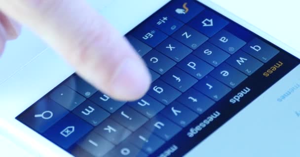 4 k Smartphone Typing/manifatura, parmak çalışma dokunmatik cep telefonu e-posta yazarak. — Stok video