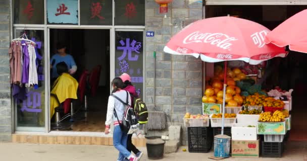 Κίνα-Sep 12, 2016:4 k από την οδό να δείτε νεαρό κορίτσι παίρνει ένα κούρεμα στο tonsorial, shangri-Λα, Κίνα. — Αρχείο Βίντεο