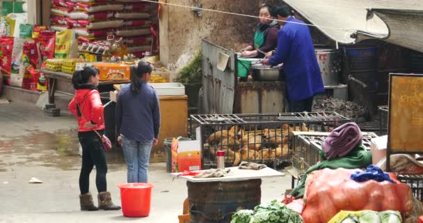 Kina-Sep 12, 2016:4 k kvinna säljande lever kyckling på jordbrukarna marknaden i shangri-la market, Kina. — Stockvideo