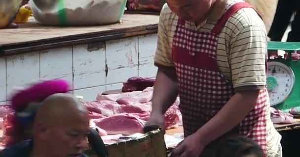 Chiny-Sep 12, 2016:4 k rzeźnik sprzedaży świeżego mięsa w lokalnym rynku azjatyckiego, Chiny Shangri-La. — Wideo stockowe