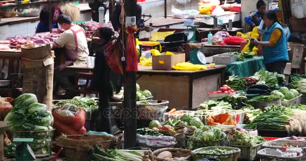 China-Sep 12,2016: 4k variedad de frutas en el mercado comercial, Shangri-La, China . — Vídeo de stock