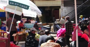 Çin-Eyl 12, 2016:4 k çeşitli gıda ve yaşam öğeleri büyük açık ticaret pazarında, Shangri-La, Çin.