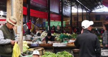 Çin-Eyl 12, 2016:4 k çeşitli gıda ve yaşam öğeleri büyük açık ticaret pazarında, Shangri-La, Çin.