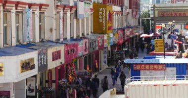 Çin-Eyl 12, 2016:4 k Shangri-La street, Çin pazarında üzerinde yürüyen meşgul ikamet kalabalık.