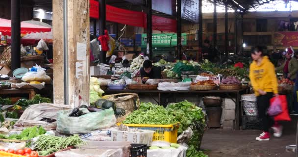 China-Sep 12,2016: 4k variedad de alimentos y artículos de vida en el gran mercado de comercio al aire libre, Shangri-La, China . — Vídeos de Stock