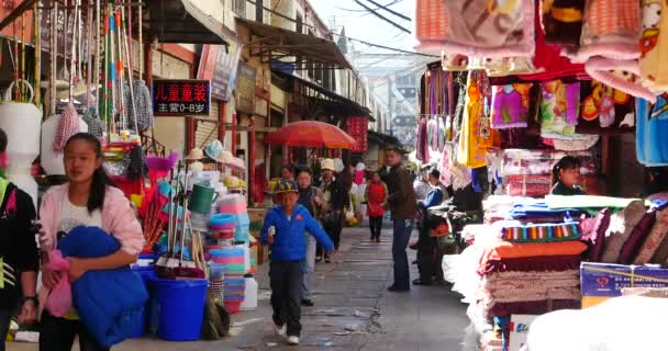China-sep 12,2016: 4k die geschäftige bevölkerung auf dem markt in shangri-la street, china. — Stockvideo