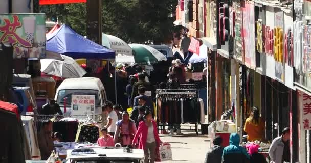 Kína-szeptember 12, 2016:4 k a forgalmas rezidens tömeg séta a piacon a Shangri-La street, Kína. — Stock videók