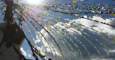 4 k Beyaz Budist stupa ve uçan dua bayrakları shangrila yunnan, Çin.