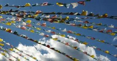 4 k Beyaz Budist stupa ve uçan dua bayrakları shangrila yunnan, Çin.