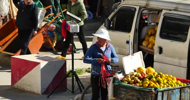 Çin-Eyl 12, 2016:4 k meyve standı ve markette Shangri-La sokak, yoğun kalabalık, Çin. — Stok video