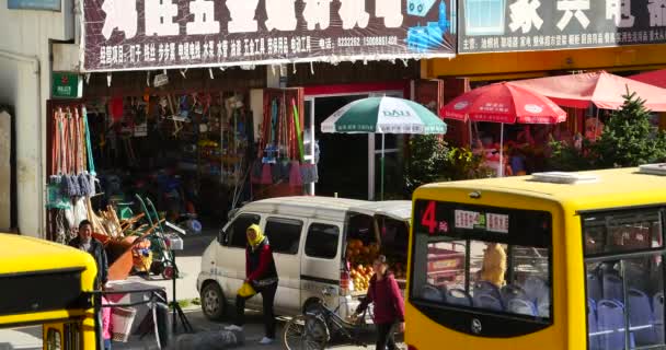 Kina-Sep 12, 2016:4 k upptagen trafik & publiken i Shangri-La street, fruktstånd & minoritet kvinnor. — Stockvideo