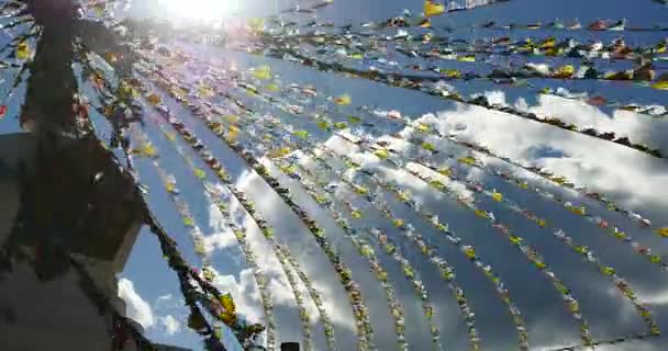 4 k biały buddyjska stupa & modlitwy pływające flagi w shangrila yunnan, Chiny. — Wideo stockowe