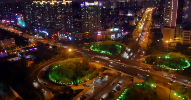 Kína-szeptember 12, 2017:4 k forgalmas városi közlekedési felüljáró éjszaka, városi morden épület, Qingdao, Kína. — Stock videók