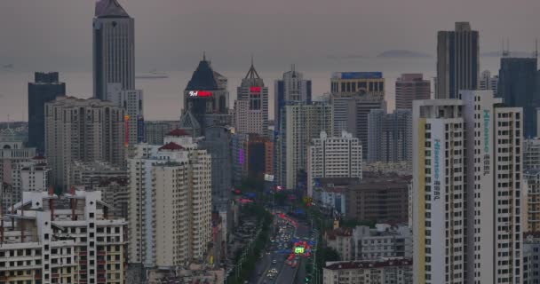China-Sep 12, 2017:4 k drukke stadsverkeer jam in dusk,Qingdao,china.city zakelijke gebouw. — Stockvideo