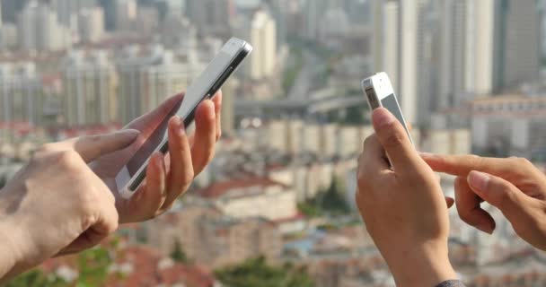 4k humain à l'aide d'un smartphone aganiste moderne fond de bâtiment urbain .