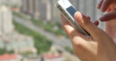 4k modern kentsel inşaat arka plan karşı bir smartphone kullanarak insan.