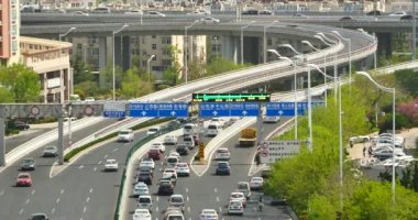 Çin-Eyl 12, overpass,Qingdao,china.air kirliliği 2017:4 k kentsel yoğun trafik sıkışmaları.
