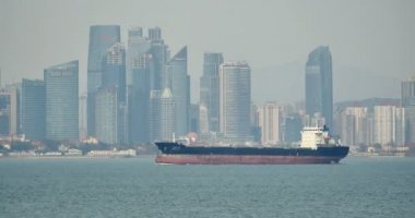 Çin-Eyl 12, 2017:4 k timelapse Qingdao Harbo aracılığıyla kargo konteyner gemileri, kentsel inşaat, Çin.