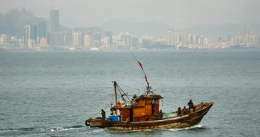 Çin-Eyl 12, 2017:4 k kentsel inşaat arka plan, Qingdao Çin balıkçılık geminin.