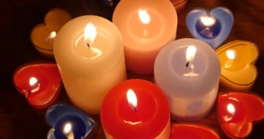 4 k mum koyu arka plan, neşeli Noel ve mutlu yeni yıl.