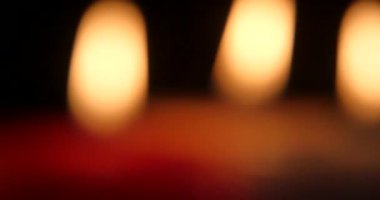 4 k mum koyu arka plan, neşeli Noel ve mutlu yeni yıl.