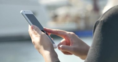 sahil, yat ve yelken ve liman, bir akıllı telefon kullanan 4 k A kız.