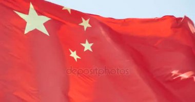 4 k Çin bayrağı rüzgârda çırpınıyor.