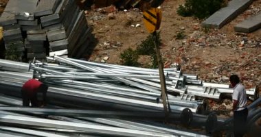 Çin-Eylül 09, 2017:4 k vinç vinç Kaldırma çelik, inşaat inşaatta çalışan işçiler.