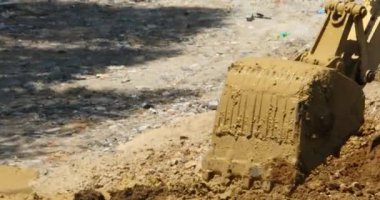 4 k closeup Ekskavatör çalışma ve damperli kamyon sitede inşaat, Çin.