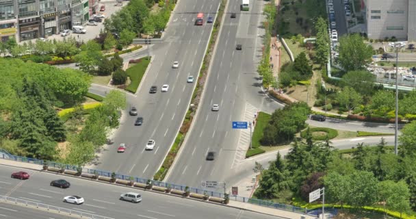 4k geschäftiger Stadtverkehr auf Überführung, städtischem Morden-Gebäude, China. — Stockvideo