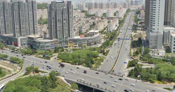 China-sep 12,2017: 4k reger Stadtverkehr auf Überführung, städtisches Morden-Gebäude, China. — Stockvideo