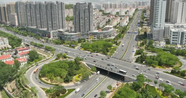 Kina-Sep 12, 2017:4 k hektisk stadstrafik på överfart, urban morden byggnad, Kina. — Stockvideo