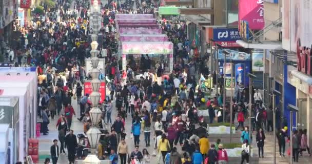 Китай-апрель 09,2017: 4k Huge Crowd Of People walking on china business street, QingDao, China . — стоковое видео