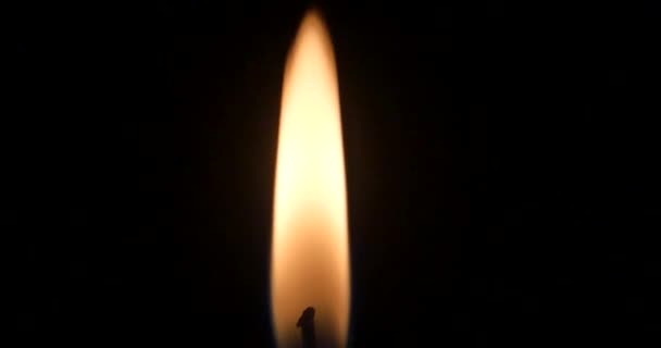 4 k 蜡烛火在风，关闭. — 图库视频影像