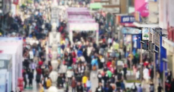 4 k 庞大人群的模糊的人走在中国商业服务街，青岛，中国. — 图库视频影像