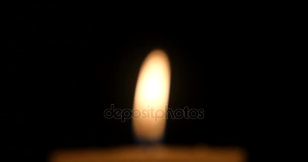 4 k 불타는 촛불에 A 어두운 배경, 메리 크리스마스와 새 해 복 많이. — 비디오