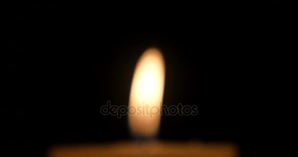 4k velas encendidas en un fondo oscuro, Feliz Navidad y Feliz Año Nuevo . — Vídeos de Stock