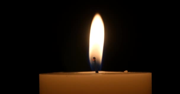 4k velas encendidas en un fondo oscuro, Feliz Navidad y Feliz Año Nuevo . — Vídeos de Stock