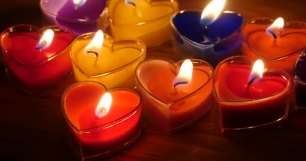 4 svíčky k pálení v noci, tvar srdce, Veselé Vánoce a šťastný nový rok. — Stock video