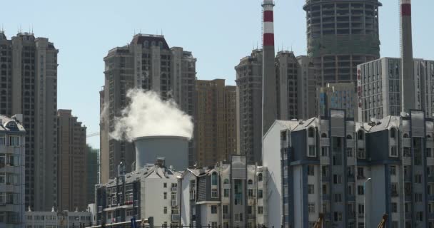 4 k 油烟滚滚 & 烟从工业烟囱，城市建筑背景. — 图库视频影像