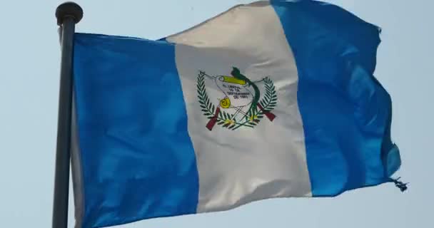 4 k Guatemala flagga fladdrar i vinden. — Stockvideo