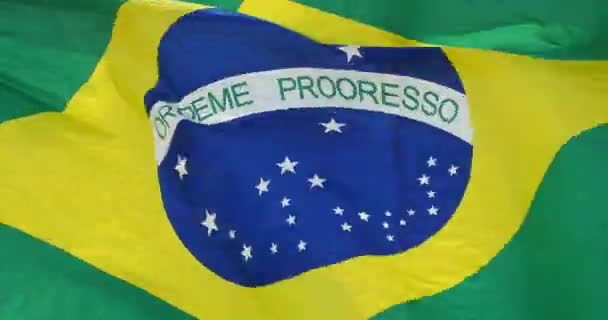 4 k のブラジルの国旗が風に舞う. — ストック動画